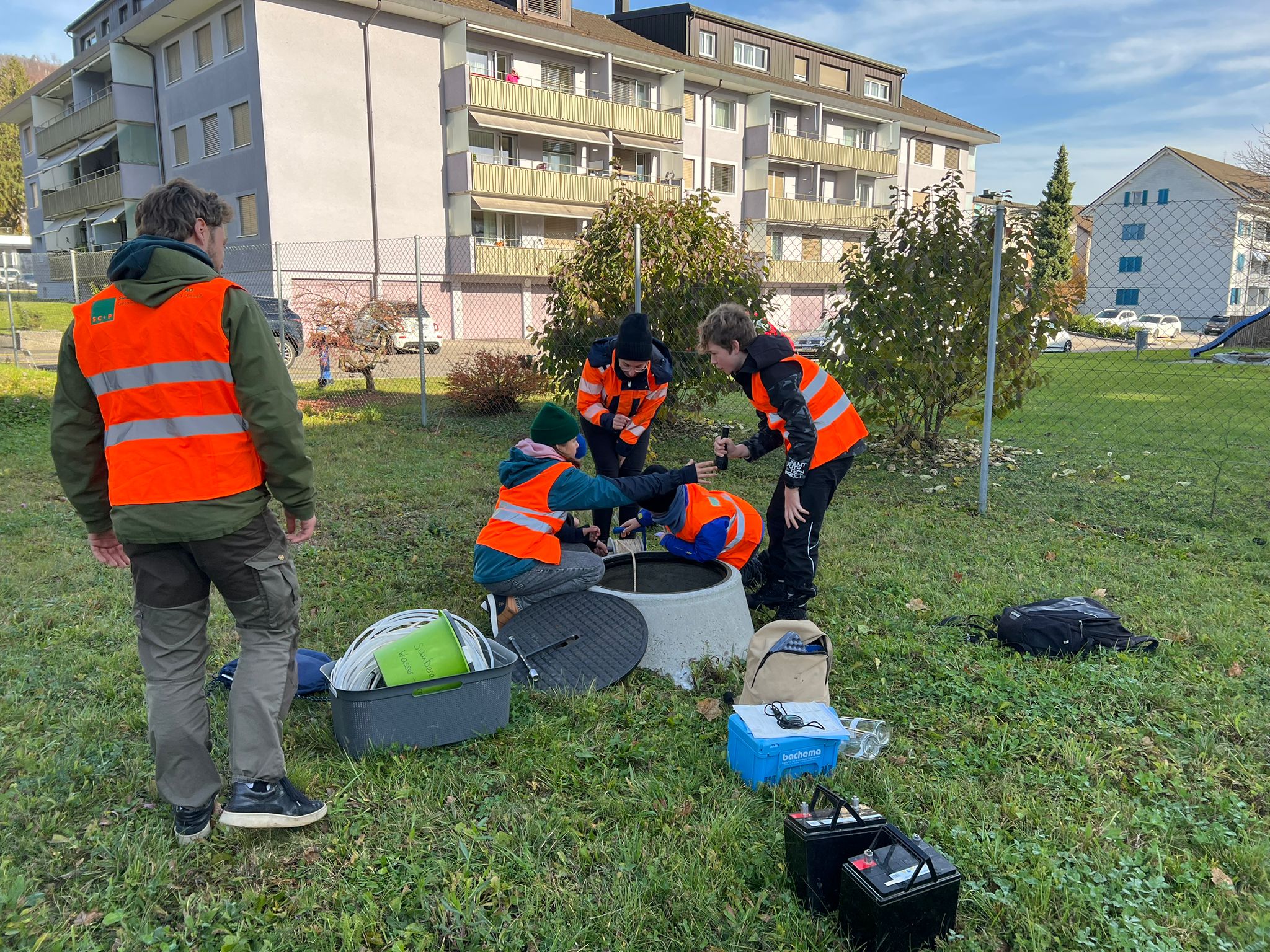 Anpacken bei der Wasserstandsmessung